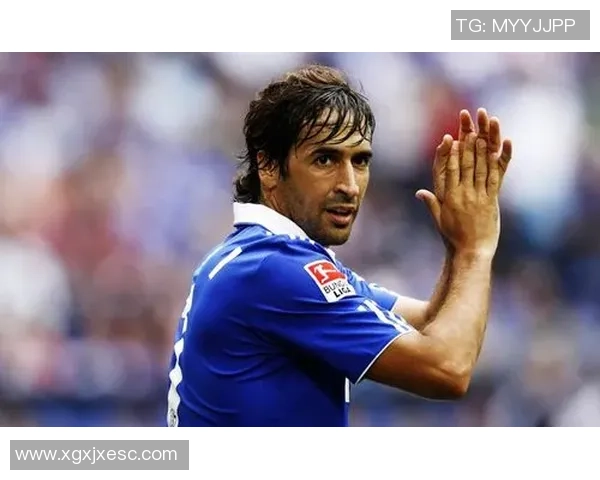 当足球俱乐部球星驾车出行时展现出的速度激情与生活瞬间